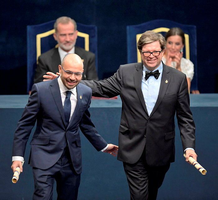 Demis Hassabis (balra) és Yann Le Cun kutató (jobbra), az Asztúria Spanyol Hercegnője díj nyertesei a Tudomány kategóriában, Oviedóban, 2022. október 28-án, „az AI társadalomba való teljes integrációjának lehetővé tételéért”.